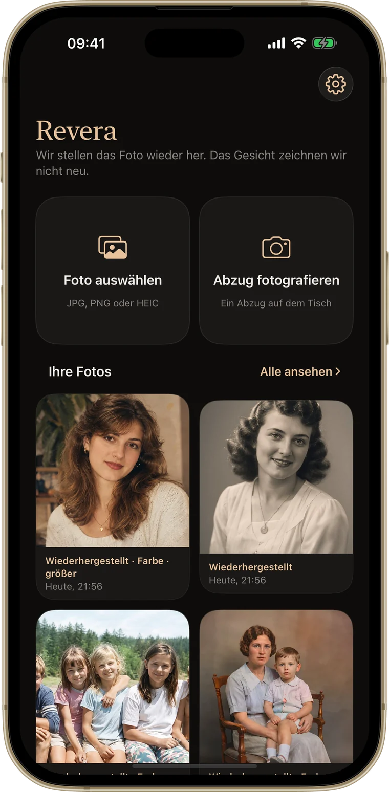 Der Startbildschirm von Revera auf einem iPhone: zwei große Schaltflächen, um ein Foto auszuwählen oder einen Abzug zu fotografieren, und ein Raster bereits restaurierter Familienbilder.